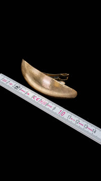Gebogene, goldfarbene Haarspange